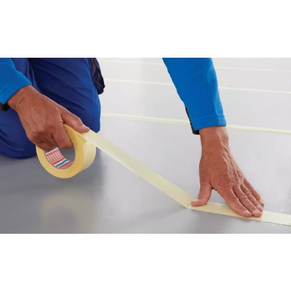 Banda dublu adeziva tesa® 4934, suport textil, transparenta, latime 50mm, lungime 25 metri, uz general, montaj mochete