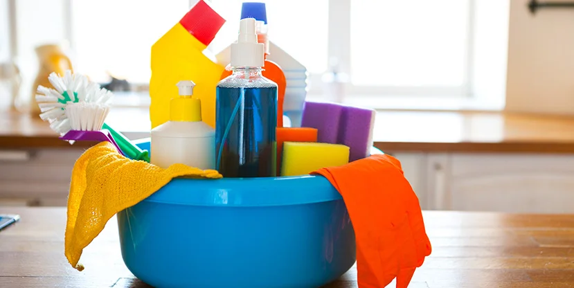 Curățarea-bucătăriei-–-lavete-de-microfibră-sau-prosoape-de-hârtie-