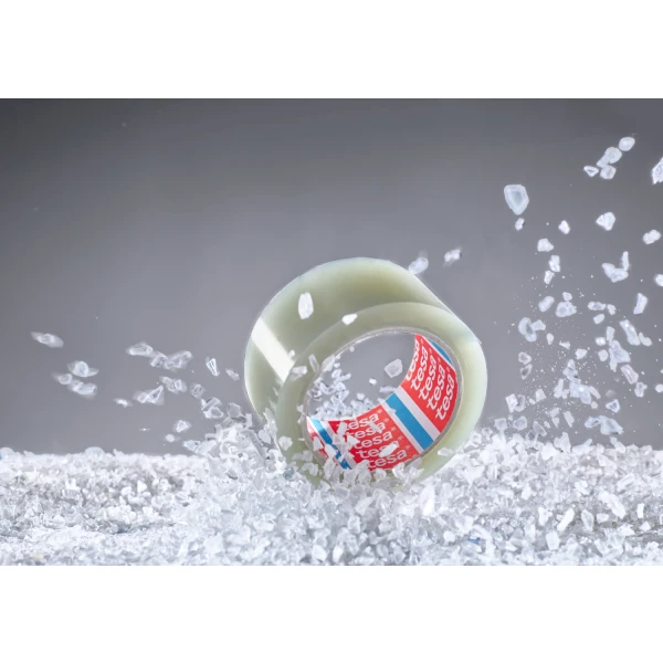 Banda de ambalare tesa ® 60412, din PET reciclat, transparenta, pentru uz general Banda de ambalare tesa ® 60412, din PET reciclat, transparenta, latime 50 de mm, lungime 66 de metri, pentru uz general