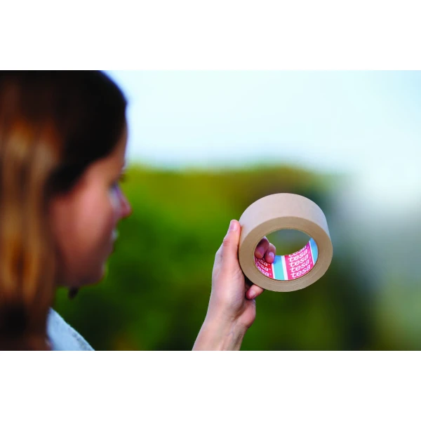 Banda ecologica din hartie TESA®4713 pentru ambalare, maro, latime 50 de mm, lungime 50 de metri, certificat FSC