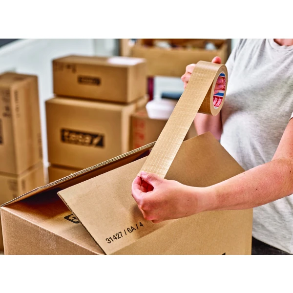 Banda de ambalare autoadeziva, ranforsata tesa® 60013, din hartie, maro, latime 50mm, lungime 25 de metri, certificat FSC