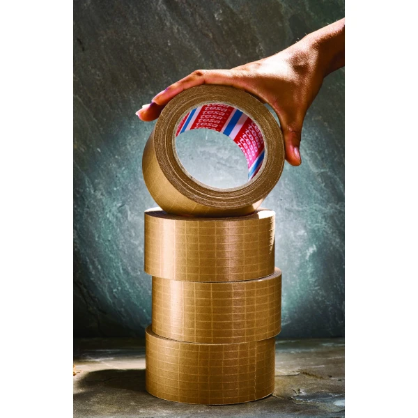 Banda de ambalare autoadeziva, ranforsata tesa® 60013, din hartie, maro, latime 50mm, lungime 25 de metri, certificat FSC