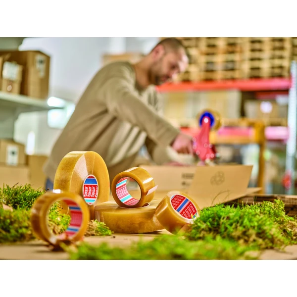 Banda  de ambalare tesa® BIO & Rezistent, transparenta,  latime 50 de mm, lungime 66 de metri, cu certificare  DIN-CERTCO și TÜV AUSTRIA