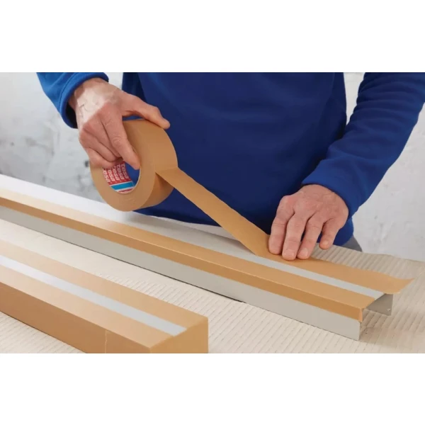 Banda de mascare din hartie tesa® 4341, 38mm x 50m, usor creponata, pentru de metal, cauciuc, sticlă și plastic, rezistenta la 140 °C, adecvata pentru vopsire in camp electrostatic