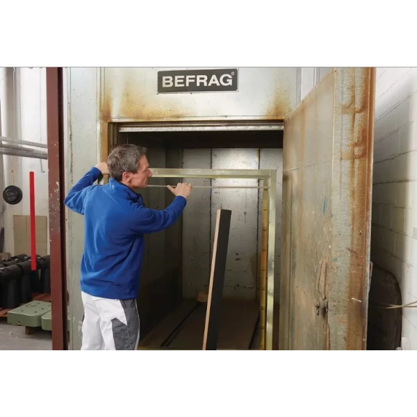 Banda de mascare din hartie tesa® 4341, 38mm x 50m, usor creponata, pentru de metal, cauciuc, sticlă și plastic, rezistenta la 140 °C, adecvata pentru vopsire in camp electrostatic