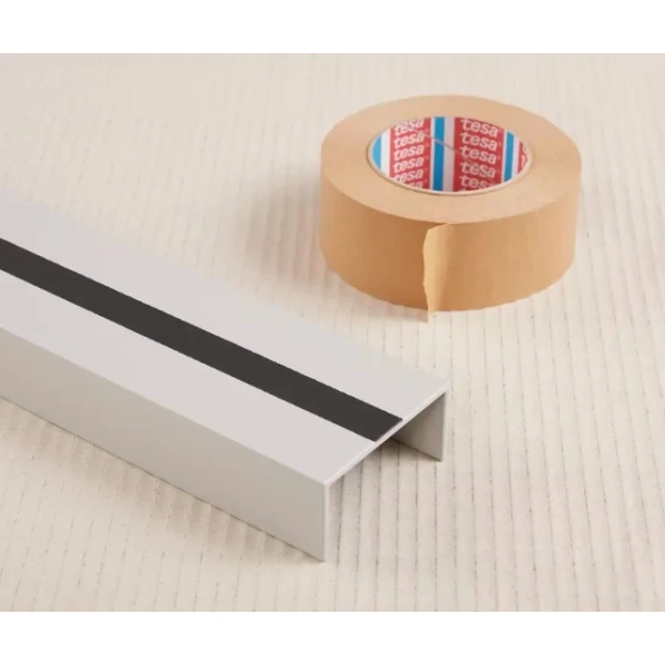 Banda de mascare din hartie tesa® 4341, 38mm x 50m, usor creponata, pentru de metal, cauciuc, sticlă și plastic, rezistenta la 140 °C, adecvata pentru vopsire in camp electrostatic