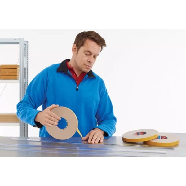 Banda dublu adeziva tesa® 4957, 19mm x 25m, din spuma PE, pentru fixarea obiectelor (sticla, oglinzi, plastic, etc) in exterior si interior, rezistent UV si umiditate