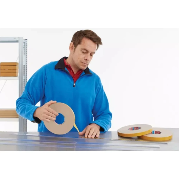 Banda dublu adeziva tesa® 4957, 19mm x 25m, din spuma PE, pentru fixarea obiectelor (sticla, oglinzi, plastic, etc) in exterior si interior, rezistent UV si umiditate