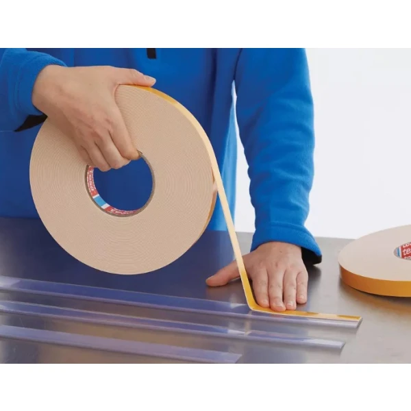 Banda dublu adeziva tesa® 4957, 19mm x 25m, din spuma PE, pentru fixarea obiectelor (sticla, oglinzi, plastic, etc) in exterior si interior, rezistent UV si umiditate