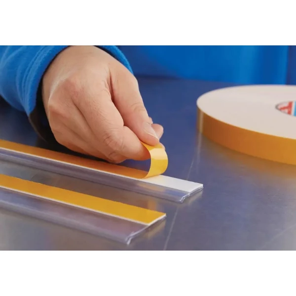 Banda dublu adeziva tesa® 4957, 19mm x 25m, din spuma PE, pentru fixarea obiectelor (sticla, oglinzi, plastic, etc) in exterior si interior, rezistent UV si umiditate