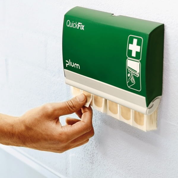 Dispenser cu 90 de plasturi impermeabili Plum Quick Fix, plasturi din polietilena, potriviti pentru medii de lucru umede, prindere pe perete, reincarcabil, cu sistem de blocare