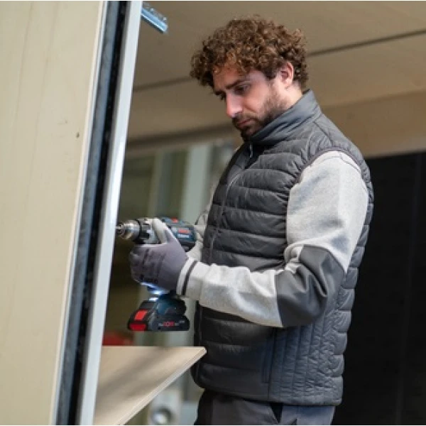 Vesta captusita  KABA,  din material 100%  poliester, bleumarin, protecție impotriva frigului și vântului, bandă reflectorizantă la fermoar