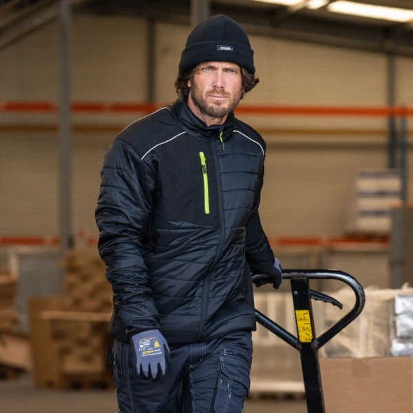 CG5SUM010_Jacheta de iarna captusita SUMI, neagra, material Ripstop, cu insertii Softshell, 230gr_m²_1 Jacheta termala de iarna SUMI, neagra, material Ripstop, cu insertii Softshell, 230gr/m²
