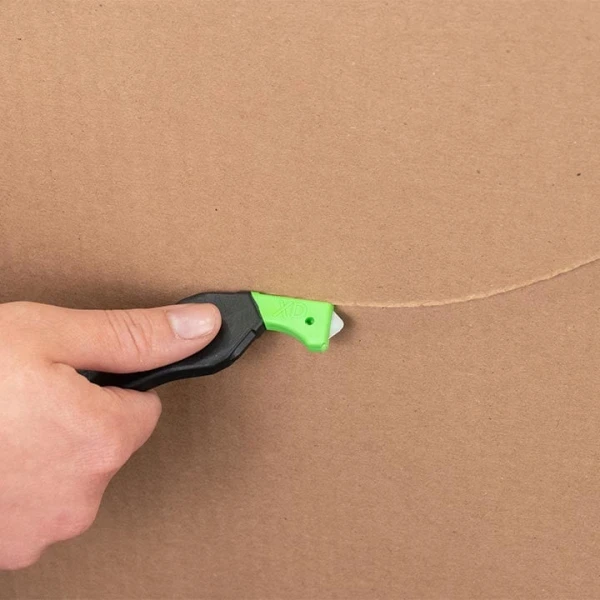 Cutter profesional pentru taierea ambalajelor, cu maner 100% din material reciclat, Klever Eco Excel XD, negru, lama din otel, incorporata, in maner, ergonomic, rezistent, Smooth-Kut™