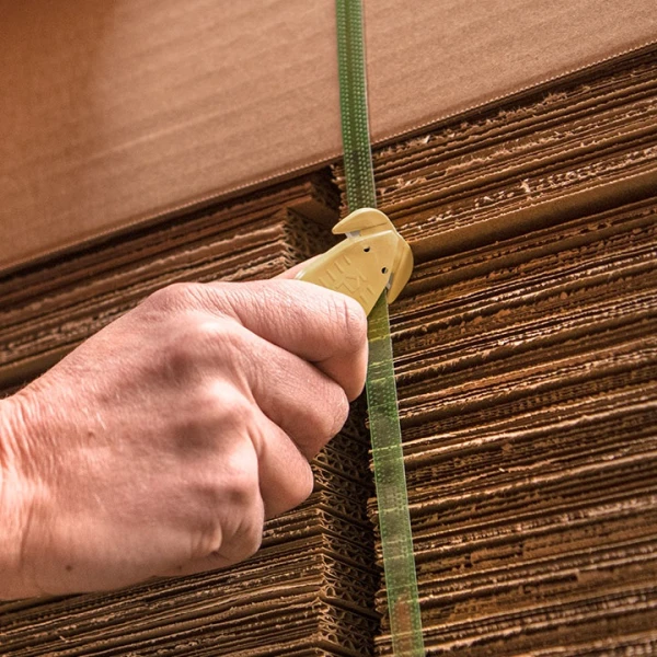 Cutter profesional detectabil pentru taierea ambalajelor produselor alimentare, Klever Kutter, Metal Detectable, albastru inchis, lama dubla din inox, incorporata, certificat pentru industria alimentara, ISO 22196, tratat KLEEN™ Antimicrobial