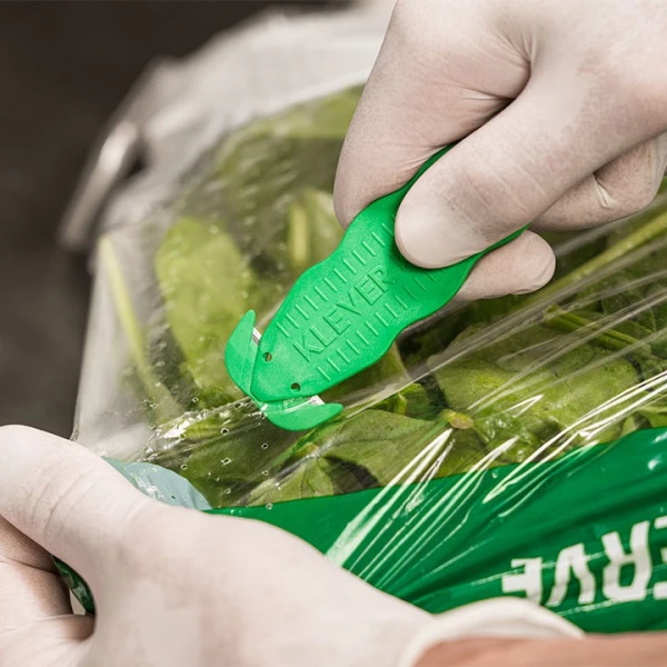 Cutter profesional detectabil pentru taierea ambalajelor produselor alimentare, Klever Kutter, Metal Detectable, albastru inchis, lama dubla din inox, incorporata, certificat pentru industria alimentara, ISO 22196, tratat KLEEN™ Antimicrobial