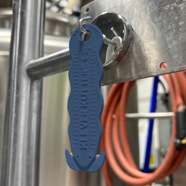 Cutter profesional detectabil pentru taierea ambalajelor produselor alimentare, Klever Kutter, Metal Detectable, albastru inchis, lama dubla din inox, incorporata, certificat pentru industria alimentara, ISO 22196, tratat KLEEN™ Antimicrobial