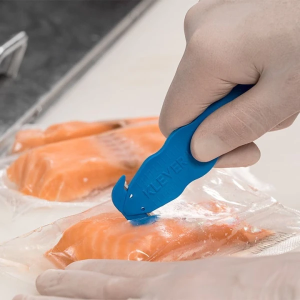 PHC-KCJ-1SSMDX_Cuter detectabil pentru taierea ambalajelor produselor alimentare, Klever Kutter, Metal Detectable, certificat Food Contact_ambalajul vidat_1 Cutter profesional detectabil pentru taierea ambalajelor produselor alimentare, Klever Kutter, Metal Detectable, albastru inchis, lama dubla din inox, incorporata, certificat pentru industria alimentara, ISO 22196, tratat KLEEN™ Antimicrobial