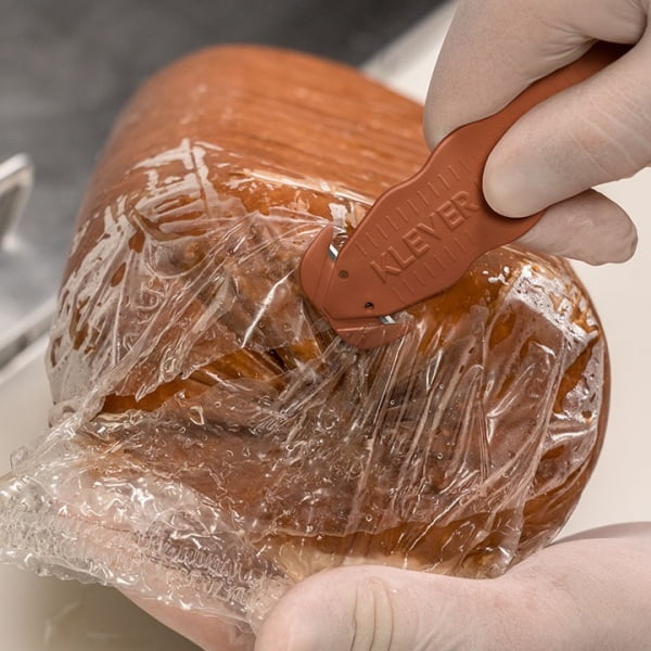 Cutter profesional detectabil pentru taierea ambalajelor produselor alimentare, Klever Kutter, Metal Detectable, albastru inchis, lama dubla din inox, incorporata, certificat pentru industria alimentara, ISO 22196, tratat KLEEN™ Antimicrobial