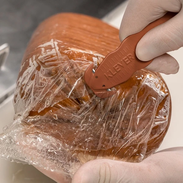 Cutter profesional detectabil pentru taierea ambalajelor produselor alimentare, Klever Kutter, Metal Detectable, albastru inchis, lama dubla din inox, incorporata, certificat pentru industria alimentara, ISO 22196, tratat KLEEN™ Antimicrobial