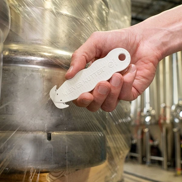 Cutter profesional detectabil pentru taierea ambalajelor produselor alimentare, Klever Kutter, Metal Detectable, albastru inchis, lama dubla din inox, incorporata, certificat pentru industria alimentara, ISO 22196, tratat KLEEN™ Antimicrobial