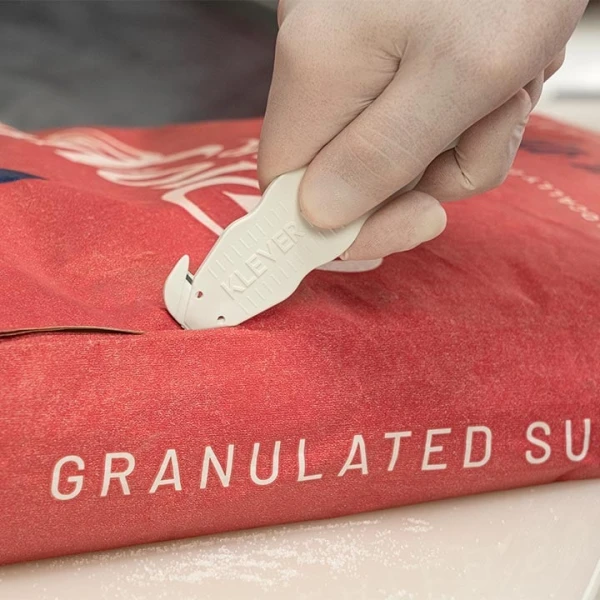 Cutter profesional detectabil pentru taierea ambalajelor produselor alimentare, Klever Kutter, Metal Detectable, albastru inchis, lama dubla din inox, incorporata, certificat pentru industria alimentara, ISO 22196, tratat KLEEN™ Antimicrobial