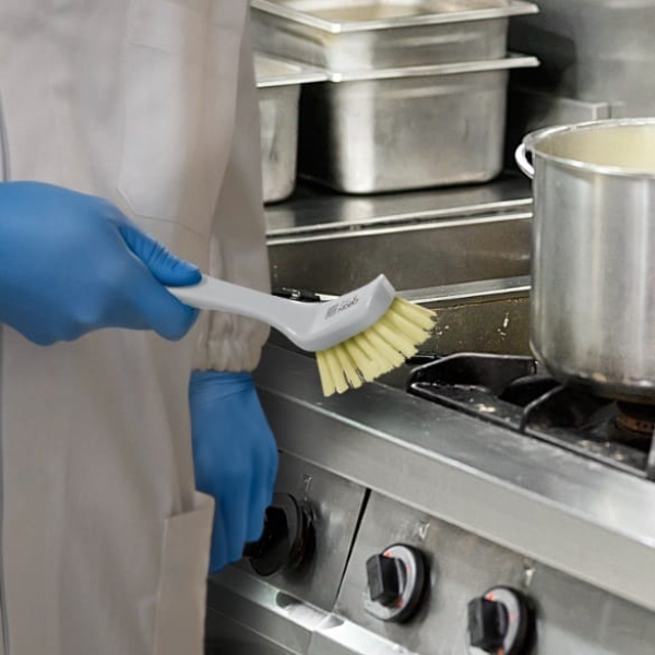 Perie de mana cu maner lung, IGEAX 1004, duritate medie, alba, rezistenta la 200°C, pentru plite gratare sau tigai fierbinti in industria alimentara