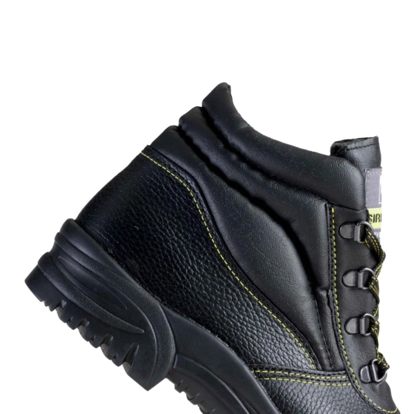 Bocanci Sirin Duras S3 HRO SRC -  material rezistent la abraziune, aerisire piciorului, talpa lipita din cauciuc nitrilic, tip burduf dublata cu material spongios, insiretare prin perforatii consolidate cu capse metalice