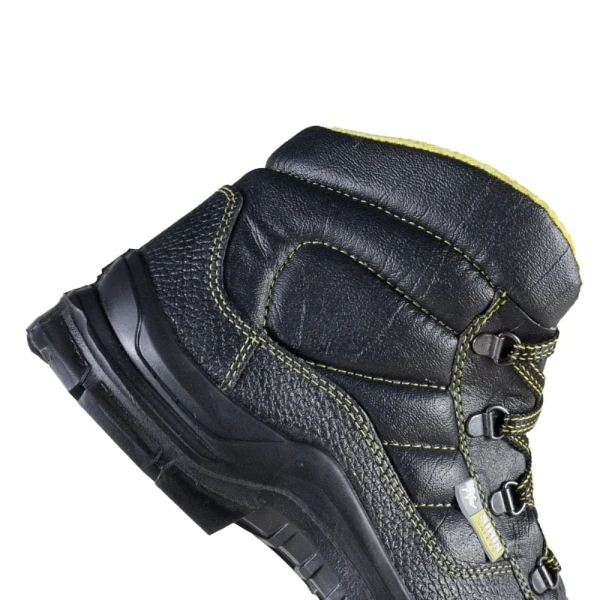 Bocanci Sirin Bora New S1 SRC din  material rezistent la abraziune, care asigură aerisirea piciorului, cu talpă PU 1D, tip burduf dublat cu material spongios și înșiretare prin perforații consolidate cu capse metalice.