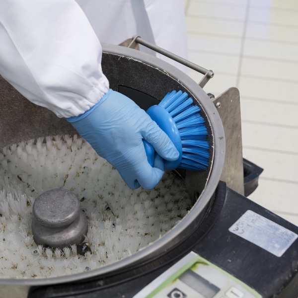 Perie rotunda cu maner ergonomic, IGEAX 1012, duritate medie, albastru, pentru curatarea suprafetelor curbate neuniforme, industria alimentara, HACCP, FDA